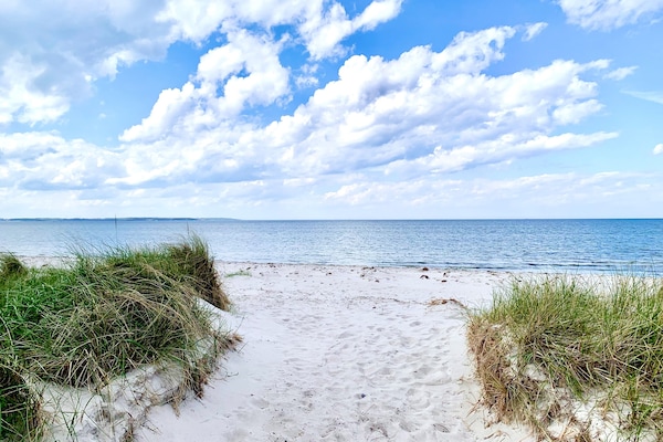 Una playa cerca, arena blanca, paseos en velero