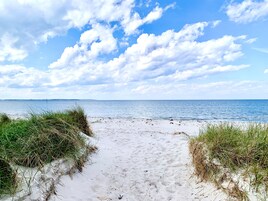 Una playa cerca, arena blanca, paseos en velero