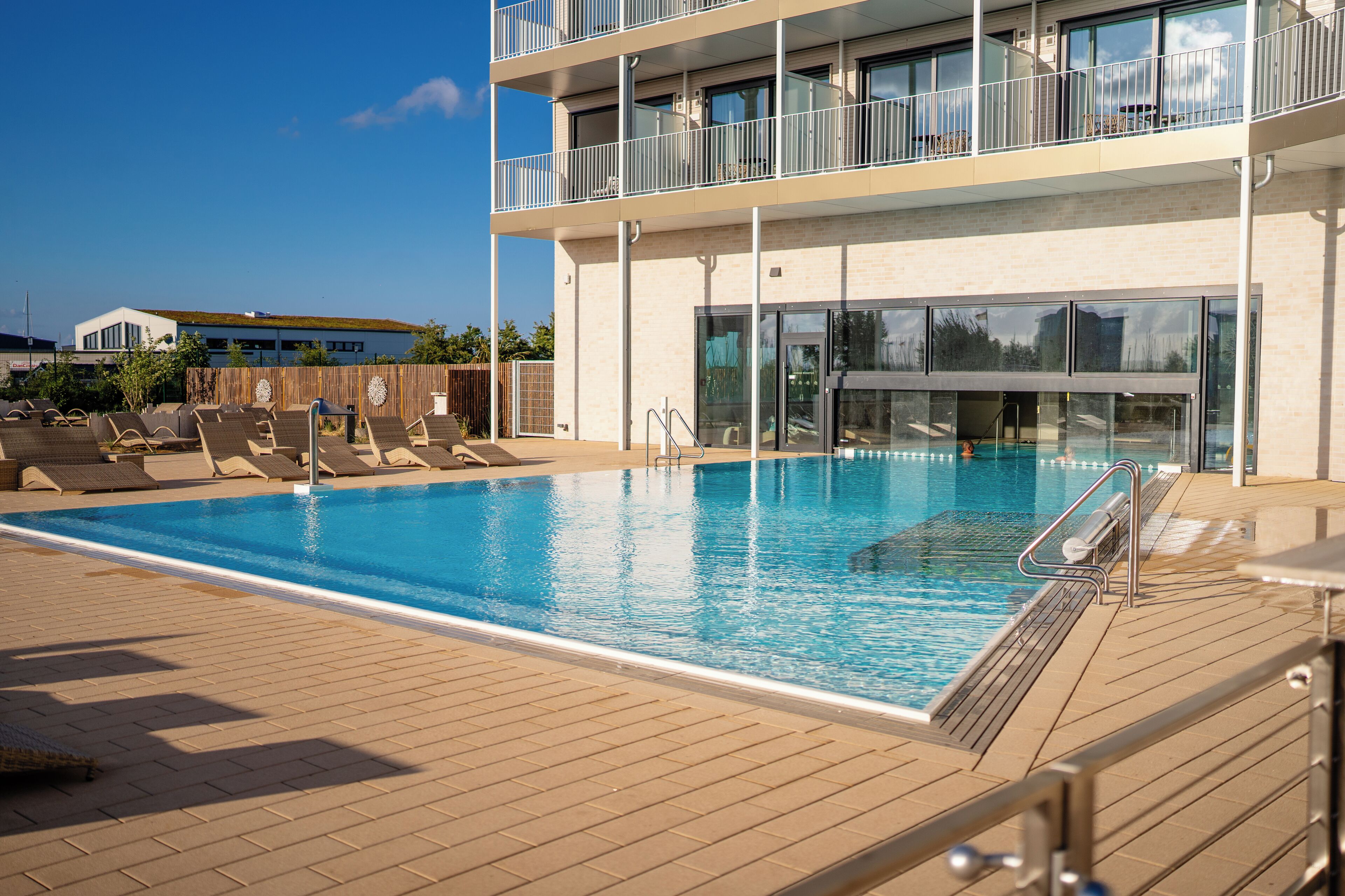 Piscine couverte, piscine extérieure, parasols de plage, chaises longues