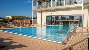 Innenpool, Außenpool, Sonnenschirme, Liegestühle