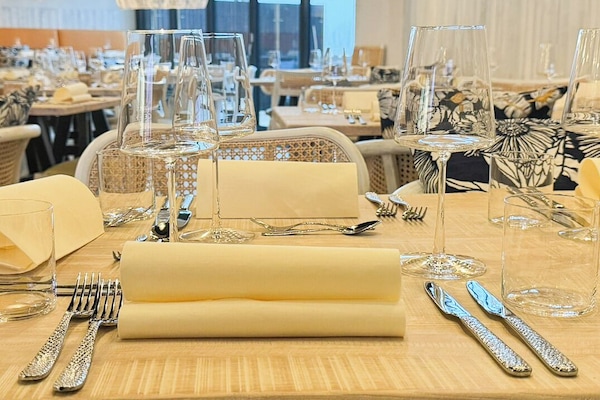 Serveert ontbijt, lunch, diner, uitzicht op het zwembad