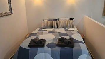 3 bedrooms, travel cot, WiFi, bed sheets