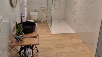 Een haardroger, handdoeken, zeep, shampoo