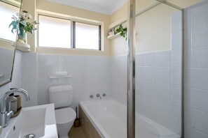 Douche, sèche-cheveux, serviettes fournies