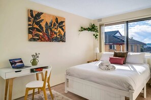 2 bedrooms, desk, iron/ironing board, WiFi