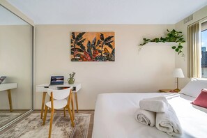 2 bedrooms, desk, iron/ironing board, WiFi - Rosehill Retreat Near Parramatta with Parking (Rosehill)