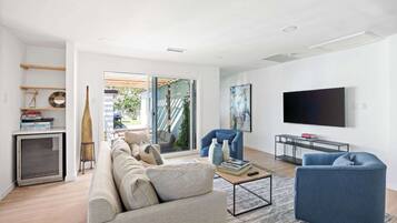 Een televisie en een kantoor