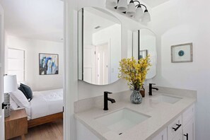 4 habitaciones, tabla de planchar con plancha, cuna de viaje y wifi 