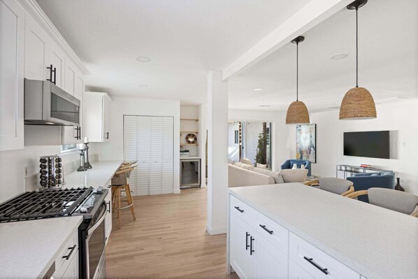 Refrigerador, microondas, horno y parrilla de estufa 