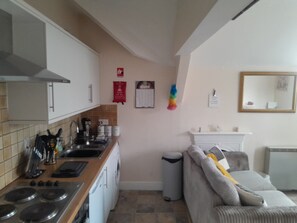 Apartment | Private kitchen | Fridge, microwave, oven, stovetop - Hi Ho Steps Bowness On Windermere Apartment (Windermere)