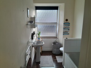 Departamento | Baño | Tina con regadera, tina profunda, amenidades de baño gratuitas 