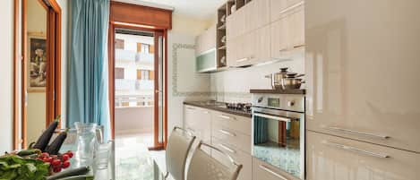 Apartamento City, 2 habitaciones, vistas a la ciudad | Cocina privada | Máquina de café espresso, hervidor eléctrico y mesa de comedor