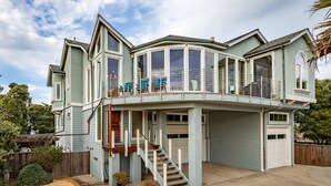 Une maison à deux étages avec un balcon, un escalier et un garage.