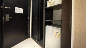Χρηματοκιβώτιο στο δωμάτιο, γραφείο, χώρος εργασίας για λάπτοπ 