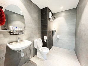 Apartment | Bathroom | Shower, rainfall showerhead, hair dryer, bidet
