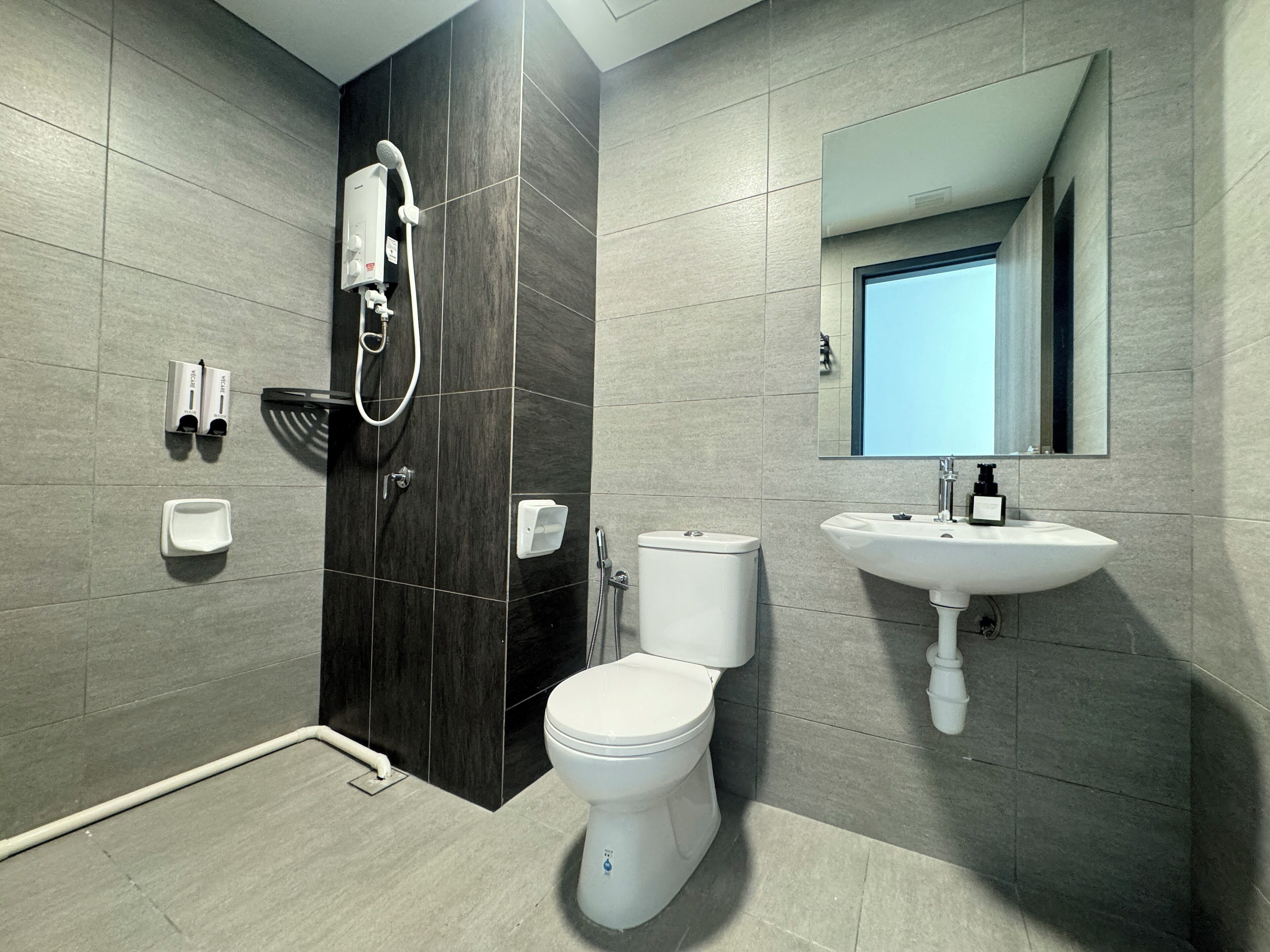 Appartement | Salle de bain | Douche, douche à « effet pluie », sèche-cheveux, bidet