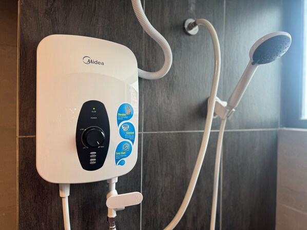 Un panel de control de ducha Midea con pantalla digital, botón de encendido y regulador de temperatura.