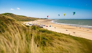 On the beach - Relax in our stylish sea-view suite, perfect for two. Just steps from the beach, it offers a peaceful and romantic coastal escape in Zoutelande. (Zoutelande)