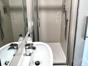 Apartment | Bathroom | Shower, towels - Manchester City Centre (Manchester)