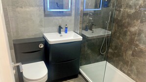 Apartment | Bathroom | Shower, towels - Manchester City Centre (Manchester)