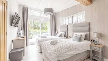 2 bedrooms, iron/ironing board, travel cot, WiFi