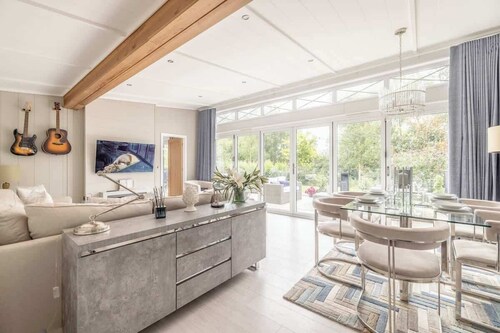 Luxury Windsor Marina Lodge| Hot Tub By Tempstay