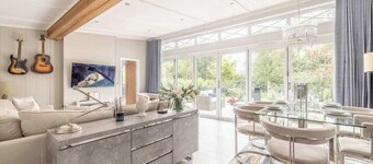 Luxury Windsor Marina Lodge| Hot Tub By Tempstay