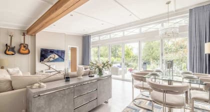 Luxury Windsor Marina Lodge| Hot Tub By Tempstay