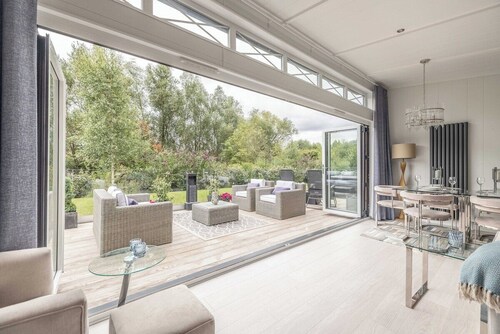 Luxury Lodge with Hot Tub in Windsor Marina