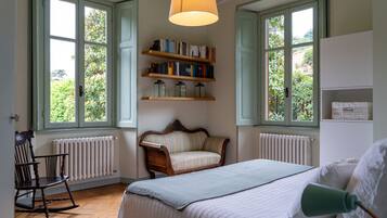 5 bedrooms, iron/ironing board, WiFi, bed sheets