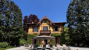Un grand bâtiment doté d’une piscine, entouré d’arbres.