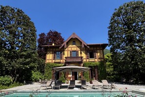 A large building with a pool, surrounded by trees. - Villa Nanni offers the perfect balance between privacy and convenience, allowing you to easily explore everything Cernobbio has to offer. The villa is reminiscent of 19th-century chalets and stands out for the distinctive decoration of the f (Cernobbio)