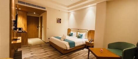 Deluxe Double Room | In-room safe, desk, soundproofing, iron/ironing board