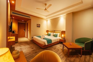 Deluxe Double Room | In-room safe, desk, soundproofing, iron/ironing board