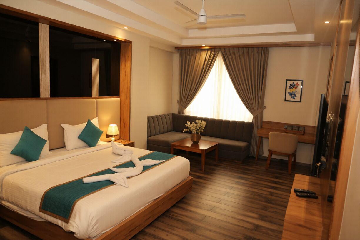 خزنة داخل الغرفة ومكتب وتجهيزات عازلة للصوت ومكواة/لوح كي