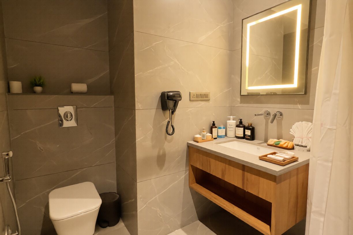 Habitación Deluxe doble | Baño | Secador de pelo, zapatillas, toallas y jabón