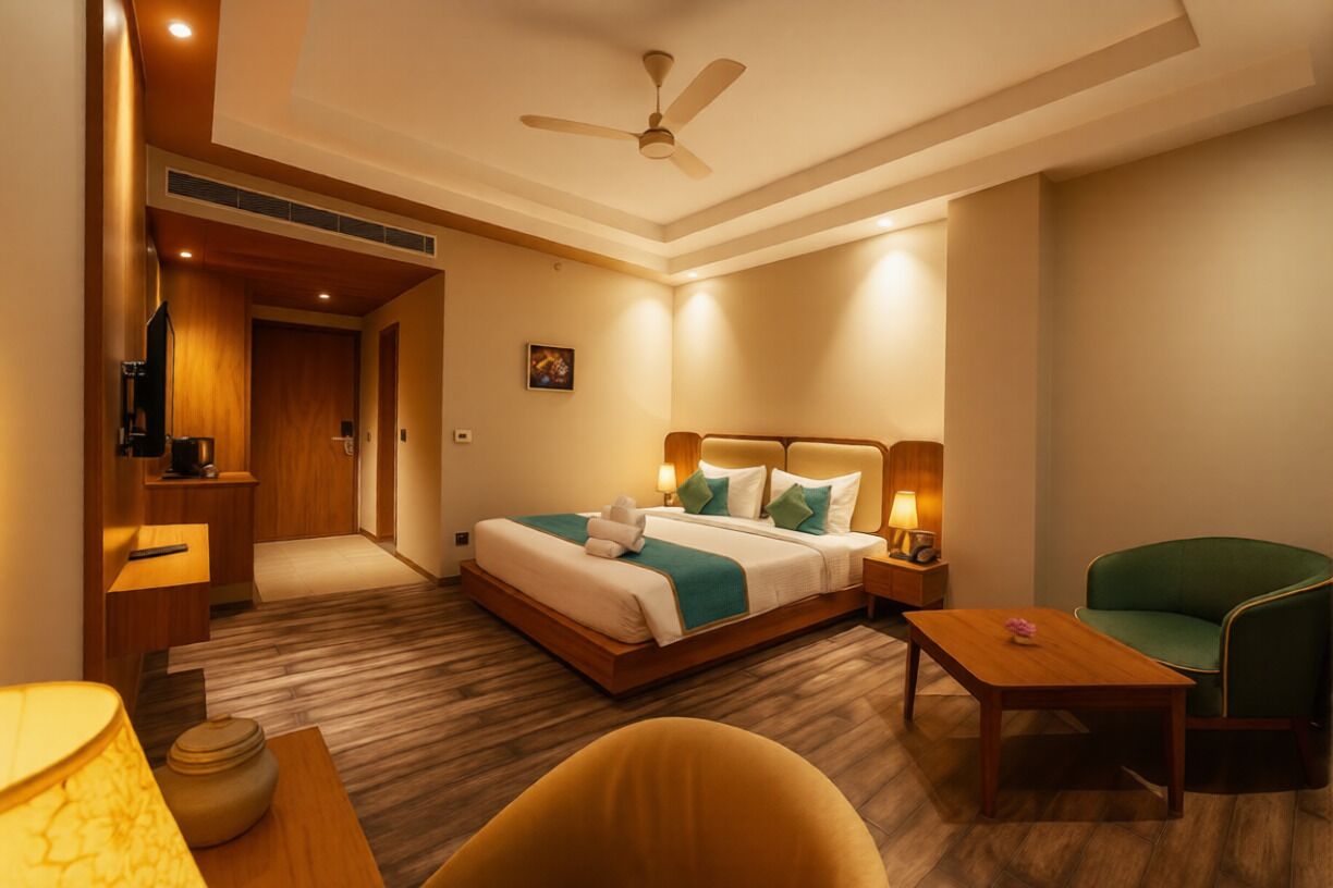 خزنة داخل الغرفة ومكتب وتجهيزات عازلة للصوت ومكواة/لوح كي