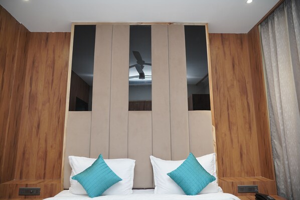 Studio Suite, City View | In-room safe, desk, soundproofing, iron/ironing board