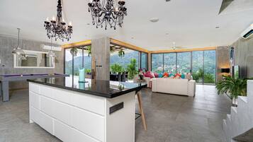 Villa Design, 3 chambres, vue colline | Salle de séjour | TV connectée