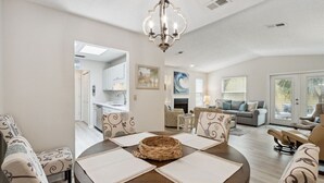 TV, fireplace - The Blue Whale - Just Blocks to the Beach (Fernandina Beach)