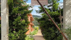 Un camino que lleva a un edificio con un letrero que dice "PANAVATI The Country House".