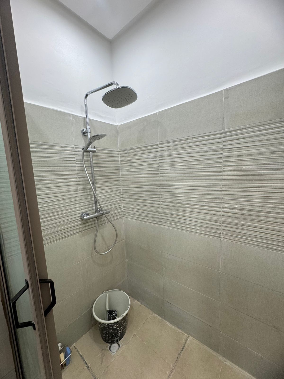 Douche, sèche-cheveux, serviettes fournies, savon