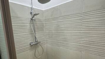 Douche, sĂšche-cheveux, serviettes fournies, savon