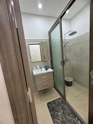 Dusche, Haartrockner, Handtücher, Seife