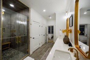 Hair dryer, towels - Pickleball, Pool, Splash Fountain, Clubhouse, Walking Trails, Basketball, Hot tub, Sauna (Broken Bow)