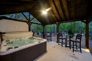 Indoor spa tub