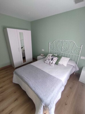 2 makuuhuonetta, silitysrauta/-lauta, vauvan matkasänky, vuodevaatteet