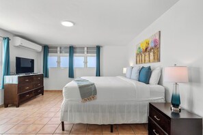 4 habitaciones, escritorio y tabla de planchar con plancha 