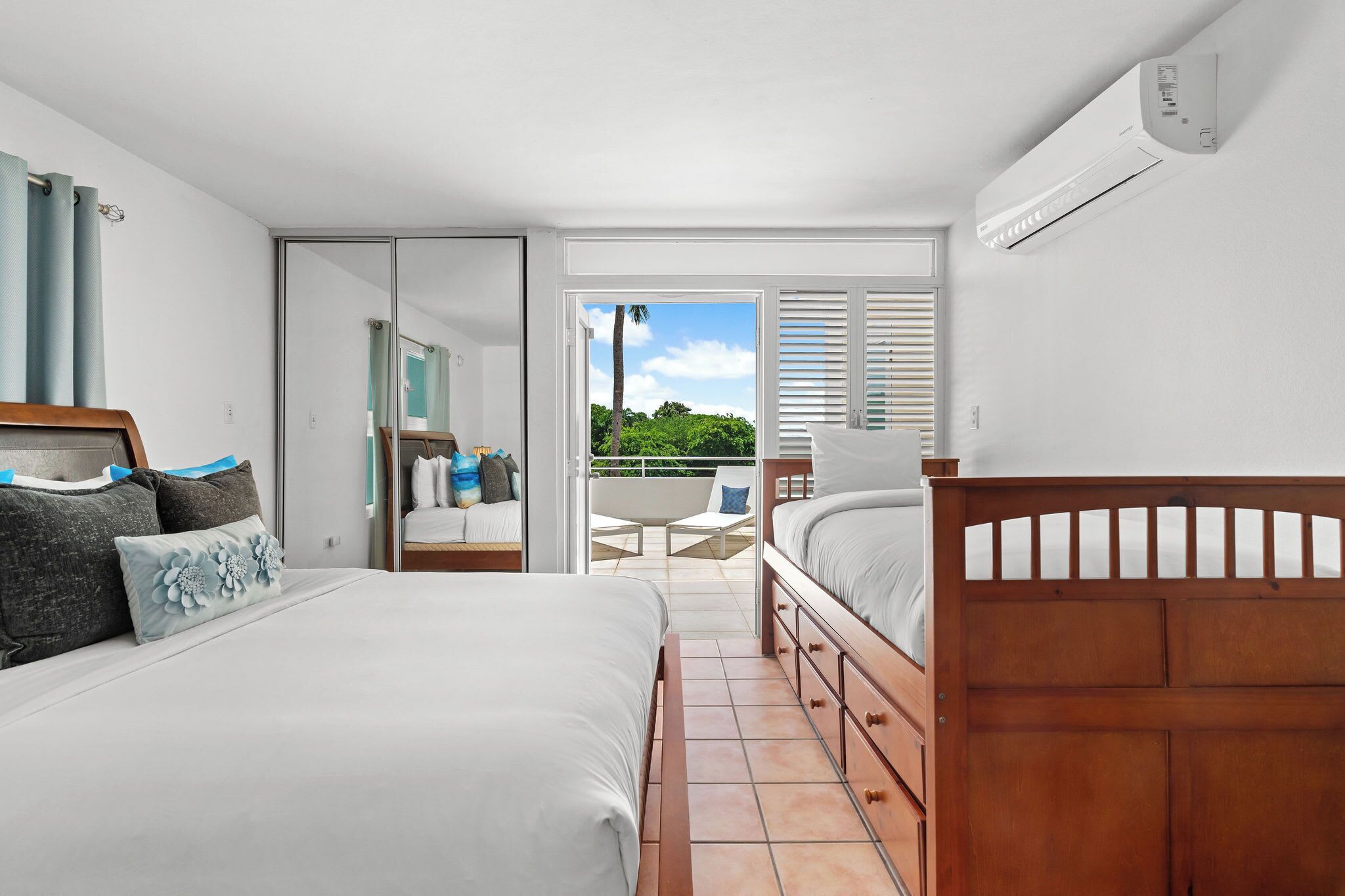 4 bedrooms, desk, iron/ironing board, travel crib