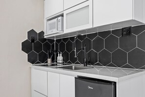 Kühlschrank, Mikrowelle, Wasserkocher mit Kaffee-/Teezubehör